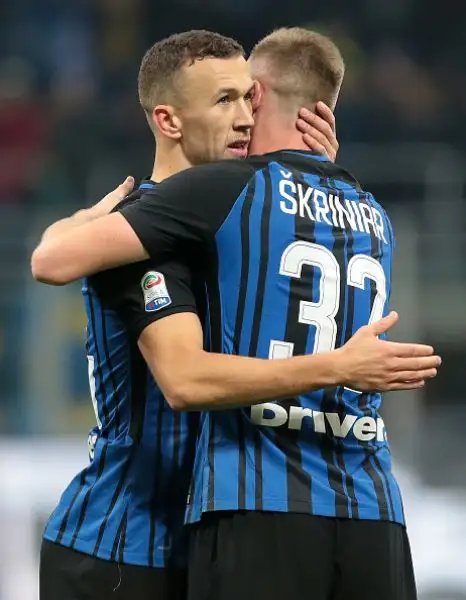 I nerazzurri travolgono i clivensi grazie alla tripletta di Perisic e ai gol di Icardi e Skriniar e sorpassano il Napoli, sconfitto in casa dalla Juventus venerdì.
