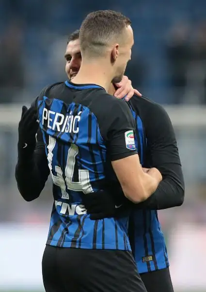I nerazzurri travolgono i clivensi grazie alla tripletta di Perisic e ai gol di Icardi e Skriniar e sorpassano il Napoli, sconfitto in casa dalla Juventus venerdì.