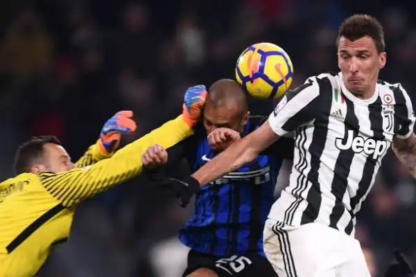 Lo 0-0 di sabato sera tra Juventus e Inter fa infatti il gioco del Napoli che domenica battendo la Fiorentina tornerebbe in solitaria al primo posto.