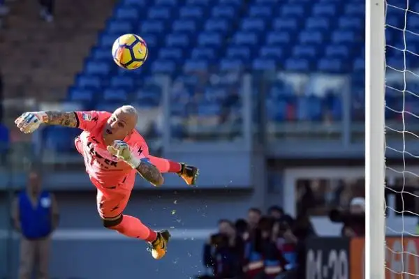 La Lazio travolge per 4-0 il Crotone nell'anticipo delle 12.30 della diciottesima giornata di serie A.