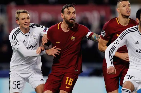 De Rossi 5,5. Al ritorno in campo dopo l’espulsione di Genova si mette davanti alla difesa ma non è sempre preciso.
