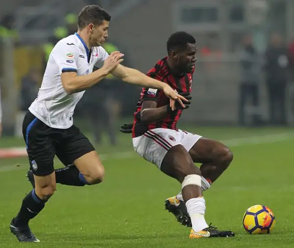 I rossoneri perdono di nuovo, questa volta in casa contro l'Atalanta, e sprofondano all'undicesimo posto in classifica, lontani dall'Europa.