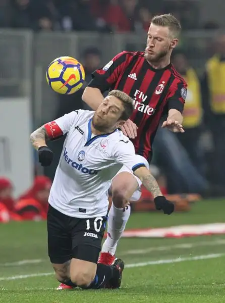 I rossoneri perdono di nuovo, questa volta in casa contro l'Atalanta, e sprofondano all'undicesimo posto in classifica, lontani dall'Europa.