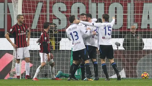 I rossoneri perdono di nuovo, questa volta in casa contro l'Atalanta, e sprofondano all'undicesimo posto in classifica, lontani dall'Europa.
