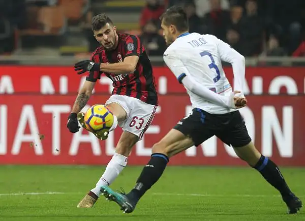 I rossoneri perdono di nuovo, questa volta in casa contro l'Atalanta, e sprofondano all'undicesimo posto in classifica, lontani dall'Europa.