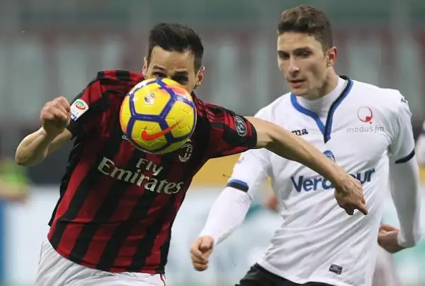 I rossoneri perdono di nuovo, questa volta in casa contro l'Atalanta, e sprofondano all'undicesimo posto in classifica, lontani dall'Europa.
