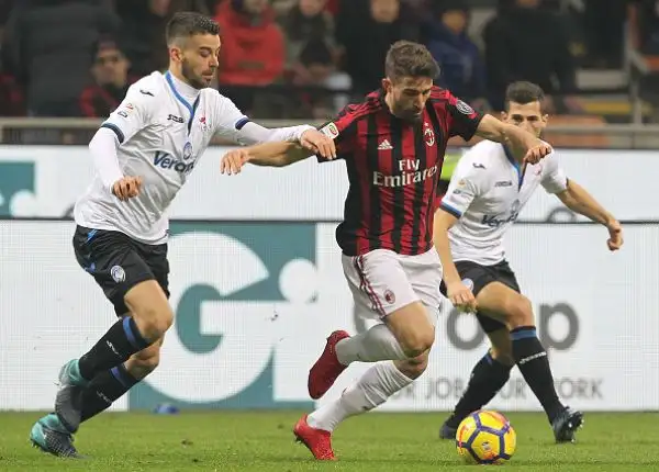 I rossoneri perdono di nuovo, questa volta in casa contro l'Atalanta, e sprofondano all'undicesimo posto in classifica, lontani dall'Europa.