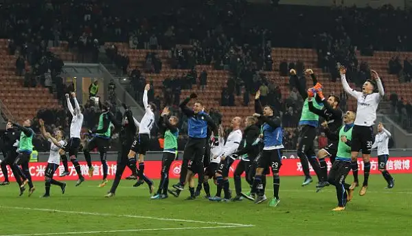 I rossoneri perdono di nuovo, questa volta in casa contro l'Atalanta, e sprofondano all'undicesimo posto in classifica, lontani dall'Europa.