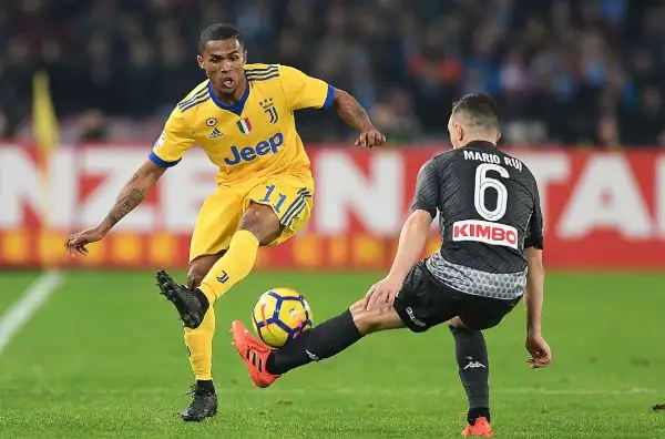 Douglas Costa 7 - Velocità e dribbling impressionanti, è in un gran momento di forma. Dà il via all'azione del vantaggio.