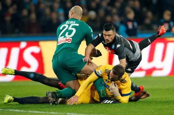 Reina 7 - Sul gol non può nulla, compie due incredibili parate su Higuain e Matuidi.
