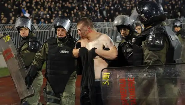 Gravi incidenti durante il sentitissimo derby tra Partizan e Stella Rossa: una ventina i feriti.