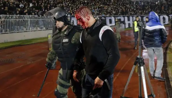 Gravi incidenti durante il sentitissimo derby tra Partizan e Stella Rossa: una ventina i feriti.