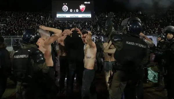 Gravi incidenti durante il sentitissimo derby tra Partizan e Stella Rossa: una ventina i feriti.