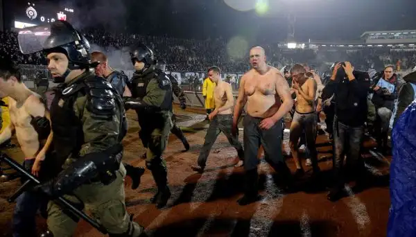Gravi incidenti durante il sentitissimo derby tra Partizan e Stella Rossa: una ventina i feriti.
