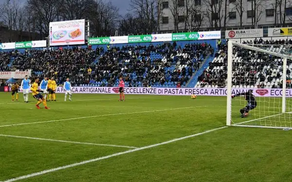Doppio vantaggio del Verona con le reti nella ripresa di Cerci e Caceres. 
Gli estensi si scatenano nel finale di partita: Paloschi all'86' e Antenucci all'88' pareggiano i conti.