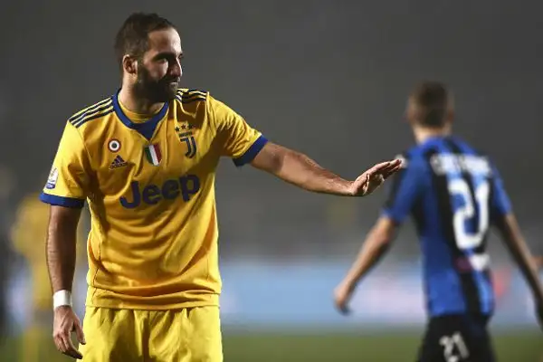 I bianconeri battono l’Atalanta grazie ad una rete di Higuain che sblocca subito il match. Decisivo nel primo tempo anche Gianluigi Buffon che al rientro dall’infortunio para un rigore al Papu Gomez.