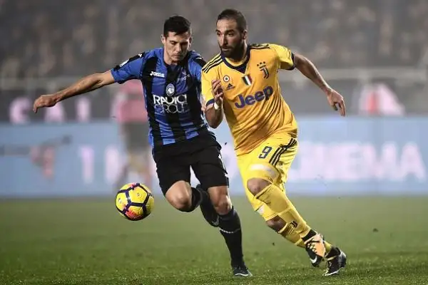 I bianconeri battono l’Atalanta grazie ad una rete di Higuain che sblocca subito il match. Decisivo nel primo tempo anche Gianluigi Buffon che al rientro dall’infortunio para un rigore al Papu Gomez.