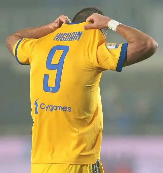 I bianconeri battono l’Atalanta grazie ad una rete di Higuain che sblocca subito il match. Decisivo nel primo tempo anche Gianluigi Buffon che al rientro dall’infortunio para un rigore al Papu Gomez.