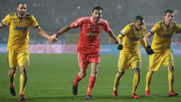 I bianconeri battono l’Atalanta grazie ad una rete di Higuain che sblocca subito il match. Decisivo nel primo tempo anche Gianluigi Buffon che al rientro dall’infortunio para un rigore al Papu Gomez.