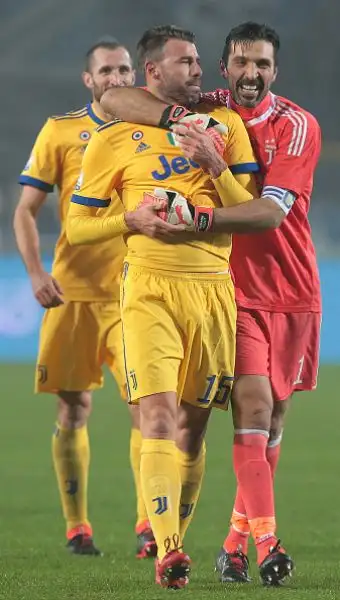 I bianconeri battono l’Atalanta grazie ad una rete di Higuain che sblocca subito il match. Decisivo nel primo tempo anche Gianluigi Buffon che al rientro dall’infortunio para un rigore al Papu Gomez.
