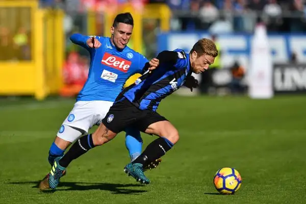 Gli azzurri di Sarri superano per 1-0 l'Atalanta di Gasperini all'Atleti Azzurri d'Italia grazie alla rete di Mertens nella ripresa.