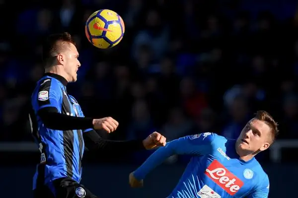 Gli azzurri di Sarri superano per 1-0 l'Atalanta di Gasperini all'Atleti Azzurri d'Italia grazie alla rete di Mertens nella ripresa.
