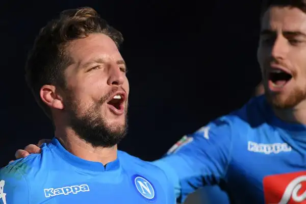 Gli azzurri di Sarri superano per 1-0 l'Atalanta di Gasperini all'Atleti Azzurri d'Italia grazie alla rete di Mertens nella ripresa.