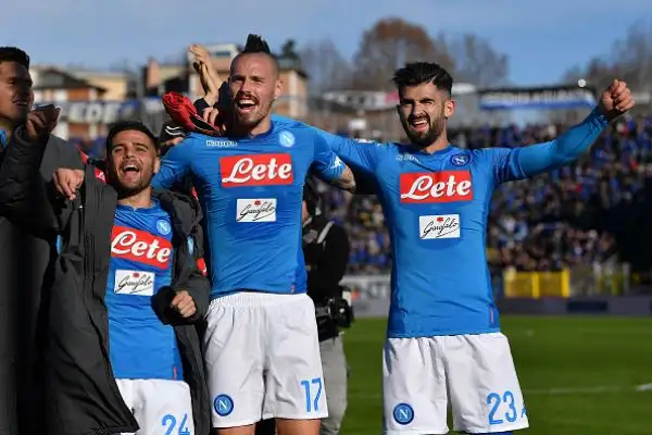 Gli azzurri di Sarri superano per 1-0 l'Atalanta di Gasperini all'Atleti Azzurri d'Italia grazie alla rete di Mertens nella ripresa.