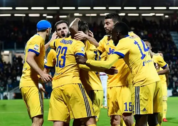 A Cagliari nel primo tempo due pali per la Juventus e Szczesny decisivo due volte, poi nella ripresa il gol di Bernardeschi e gli episodi contestati nel finale con la Juve che resta in scia al Napoli.