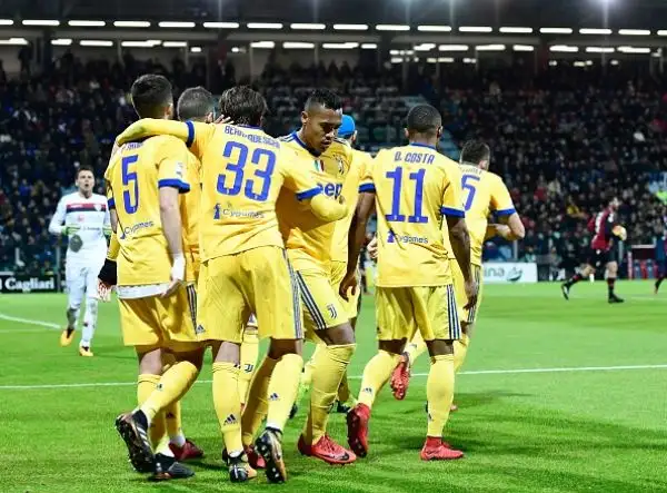 A Cagliari nel primo tempo due pali per la Juventus e Szczesny decisivo due volte, poi nella ripresa il gol di Bernardeschi e gli episodi contestati nel finale con la Juve che resta in scia al Napoli.