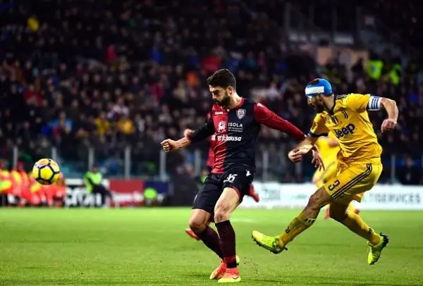 A Cagliari nel primo tempo due pali per la Juventus e Szczesny decisivo due volte, poi nella ripresa il gol di Bernardeschi e gli episodi contestati nel finale con la Juve che resta in scia al Napoli.