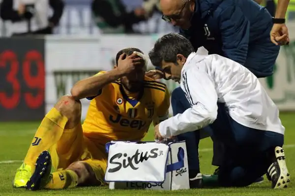A Cagliari nel primo tempo due pali per la Juventus e Szczesny decisivo due volte, poi nella ripresa il gol di Bernardeschi e gli episodi contestati nel finale con la Juve che resta in scia al Napoli.