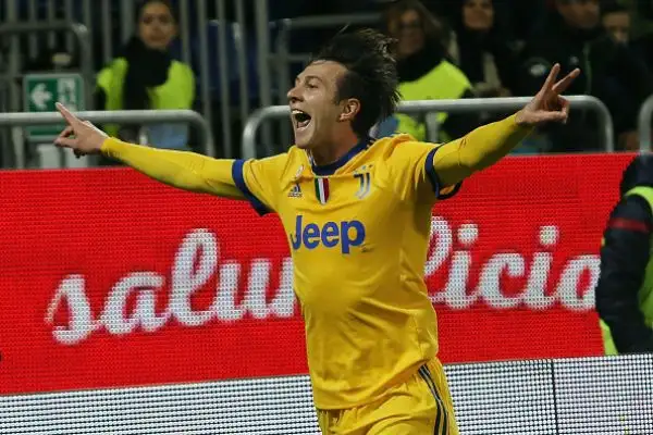 A Cagliari nel primo tempo due pali per la Juventus e Szczesny decisivo due volte, poi nella ripresa il gol di Bernardeschi e gli episodi contestati nel finale con la Juve che resta in scia al Napoli.