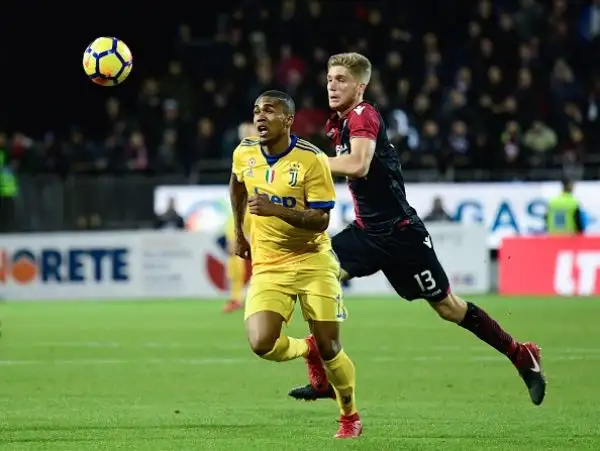 A Cagliari nel primo tempo due pali per la Juventus e Szczesny decisivo due volte, poi nella ripresa il gol di Bernardeschi e gli episodi contestati nel finale con la Juve che resta in scia al Napoli.