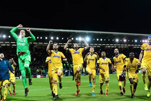 A Cagliari nel primo tempo due pali per la Juventus e Szczesny decisivo due volte, poi nella ripresa il gol di Bernardeschi e gli episodi contestati nel finale con la Juve che resta in scia al Napoli.