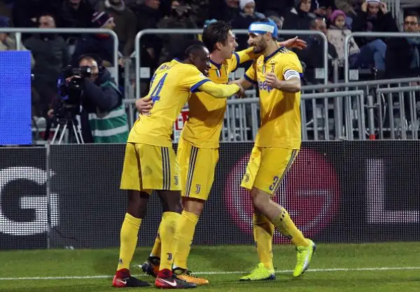 A Cagliari nel primo tempo due pali per la Juventus e Szczesny decisivo due volte, poi nella ripresa il gol di Bernardeschi e gli episodi contestati nel finale con la Juve che resta in scia al Napoli.