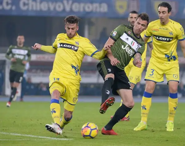 Il Chievo rimane in 8 per le espulsioni di Bastien e Cacciatore e viene punito dalle reti di Khedira e Higuain.