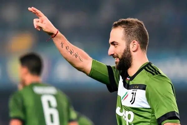 Il Chievo rimane in 8 per le espulsioni di Bastien e Cacciatore e viene punito dalle reti di Khedira e Higuain