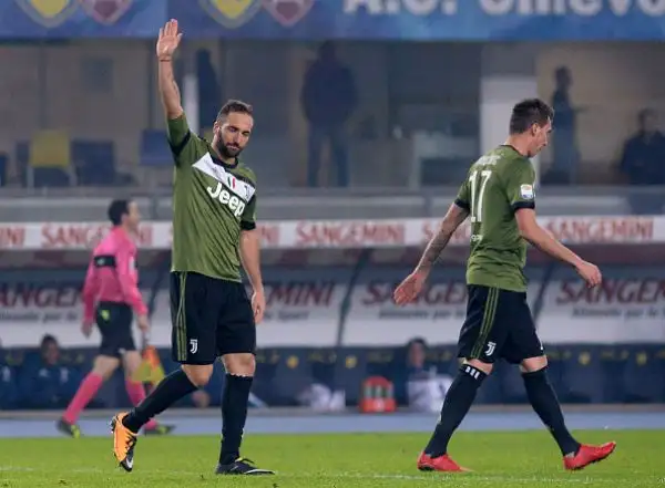 Il Chievo rimane in 8 per le espulsioni di Bastien e Cacciatore e viene punito dalle reti di Khedira e Higuain