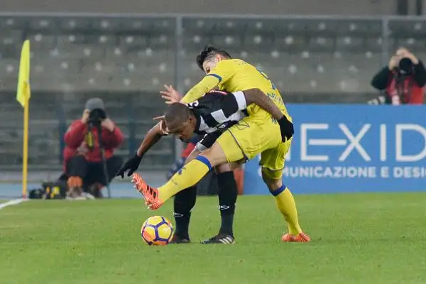 Nel pareggio del Bentegodi primo gol e primo autogol dell'anno per i giocatori del Chievo rispettivamente con Radovanovic e Tomovic.