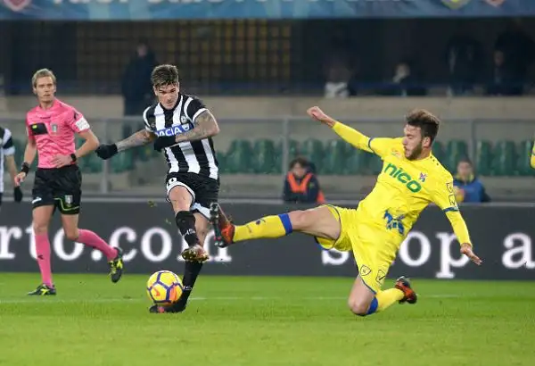 Nel pareggio del Bentegodi primo gol e primo autogol dell'anno per i giocatori del Chievo rispettivamente con Radovanovic e Tomovic.