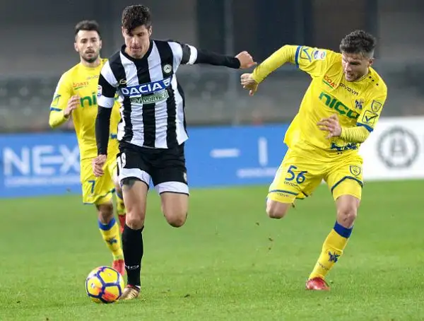 Nel pareggio del Bentegodi primo gol e primo autogol dell'anno per i giocatori del Chievo rispettivamente con Radovanovic e Tomovic.