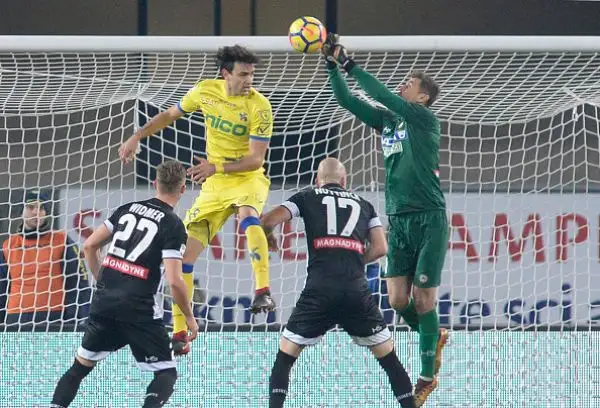 Nel pareggio del Bentegodi primo gol e primo autogol dell'anno per i giocatori del Chievo rispettivamente con Radovanovic e Tomovic.