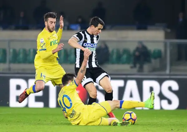 Nel pareggio del Bentegodi primo gol e primo autogol dell'anno per i giocatori del Chievo rispettivamente con Radovanovic e Tomovic.