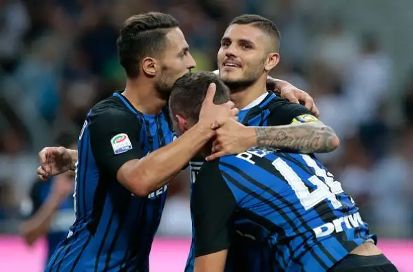 Dopo un ottimo primo tempo dei padroni di casa, nella rirpesa il solito Icardi porta in vantaggio i neroazzurri. Nel finale Simeone riporta il risultato in parità.