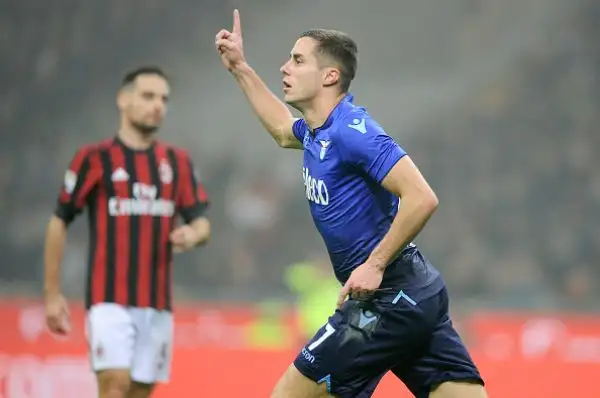 I rossoneri piegano la Lazio grazie a una rete di Cutrone (ma il gol del baby attaccante è di mano) e un colpo di testa di Bonaventura. Di Marusic i l gol biancoazzurro.