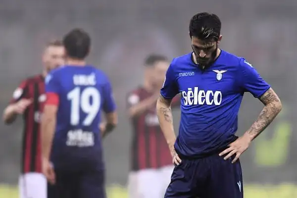 I rossoneri piegano la Lazio grazie a una rete di Cutrone (ma il gol del baby attaccante è di mano) e un colpo di testa di Bonaventura. Di Marusic i l gol biancoazzurro.