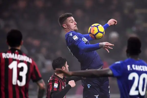 I rossoneri piegano la Lazio grazie a una rete di Cutrone (ma il gol del baby attaccante è di mano) e un colpo di testa di Bonaventura. Di Marusic i l gol biancoazzurro.
