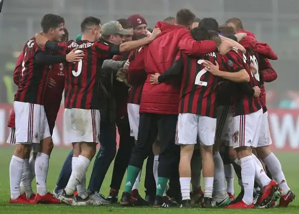 I rossoneri piegano la Lazio grazie a una rete di Cutrone (ma il gol del baby attaccante è di mano) e un colpo di testa di Bonaventura. Di Marusic i l gol biancoazzurro.