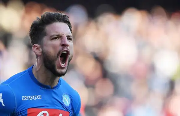 Gli azzurri rispondono alla Juventus grazie alla doppietta di Mertens, che insieme ad una autorete di Mbaye ribalta il vantaggio iniziale di Palacio.